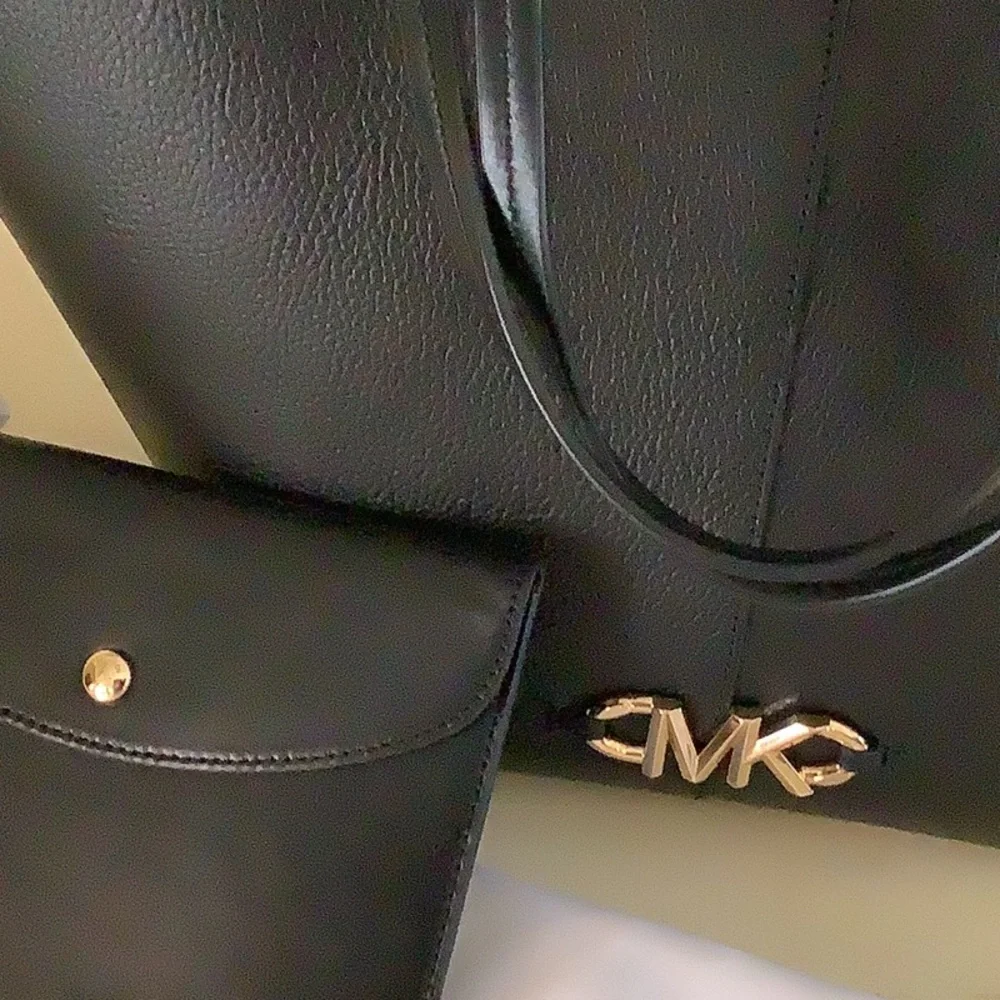 Micheal Kors Fan Tote w/accessories - Picture 6 of 7